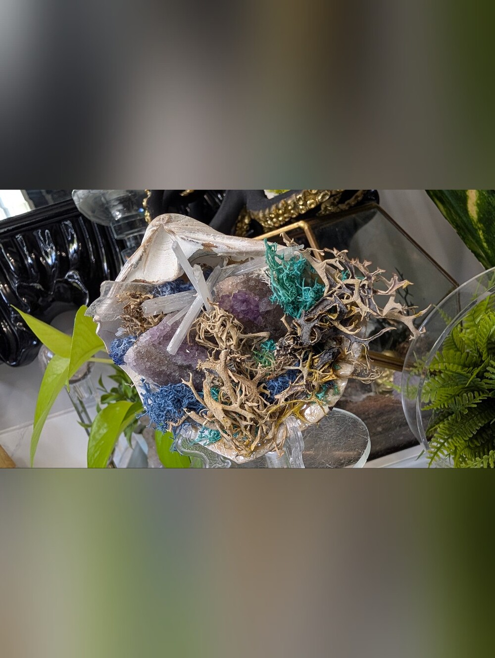 Druzy Amethyst, Selenite Crystals & Artificial Moss in Seashell (Stand Included)